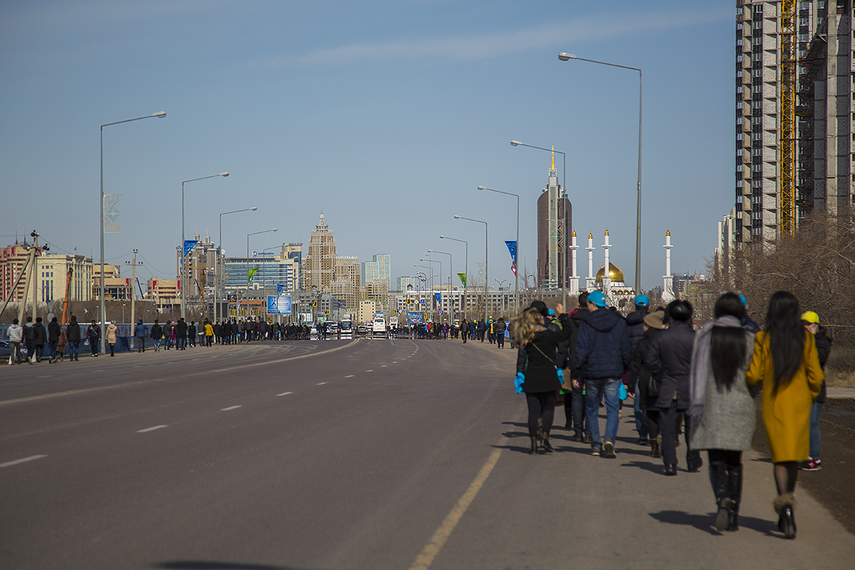 Астана улицы города индекс. Казахстан улицы. Астана улицы. Астана жители. Астана люди на улице.